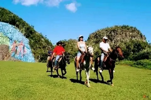 Viva una experiencia inolvidable de su viaje a Cuba, conozca Viñales. Reservas online, Paseo a Caballo – Casa Los Ravelo.