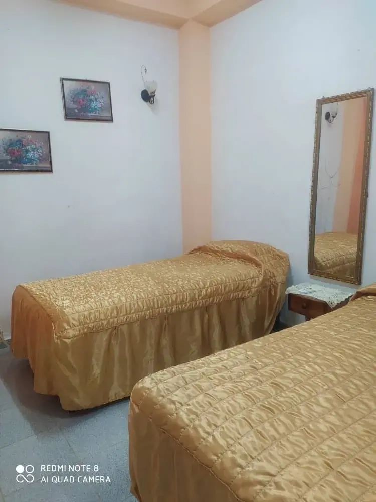 Santa Rosa (Desiderio Menier) #168 / Rabi & Callejon Santiago, Santiago de Cuba, 3 habitaciones, terraza, dos baños, desde el portal se ve el mar. En la casa viven solo dos personas.. Reservas online, Casa Colonial Martha Habitación 2.