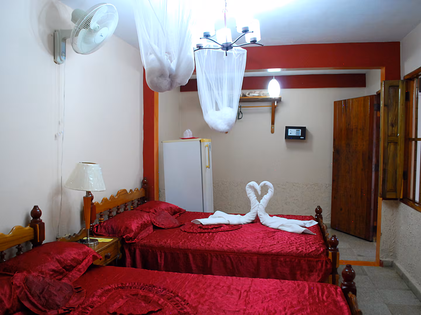 Calle Salvador cisneros , Viñales Pinar del Río. Casa muy tranquila a 5 minutos del centro con habitaciones independientes piscina, vista a las montañas.. Reservas online, Casa Leibys y papito el zapatero Room 1.