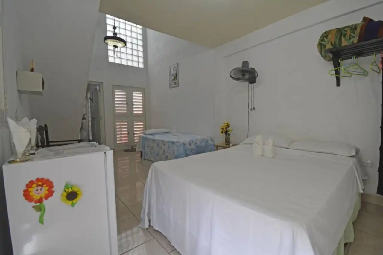 San Carlos y 47, Avenida 56, 4503 entre Calle 45, Cienfuegos, Cuba. Se puede usar de forma privada la cocina con un costo adicional. También hay personal de cocina a disposición de los huéspedes.. Reservas online, Hostal Girassol Room 1.