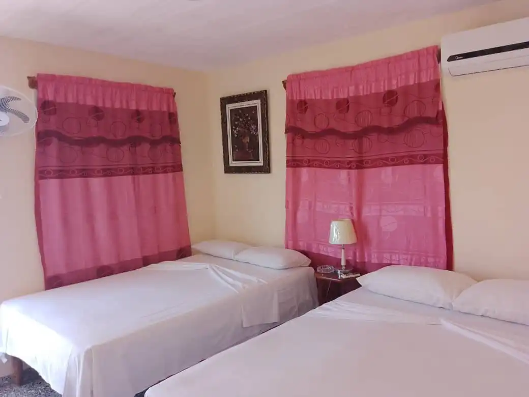 Calle 3ra no 13 entre 2da y 4ta Rpto. 26 de Julio (la colchonería) viñales Pinar del Río Cuba. Viñales Pinar del Río, Si desea convivir con una familia cubana, conocer sus costumbres y tradiciones. Reservas online, Casa Darelys y Rigo Room 2.