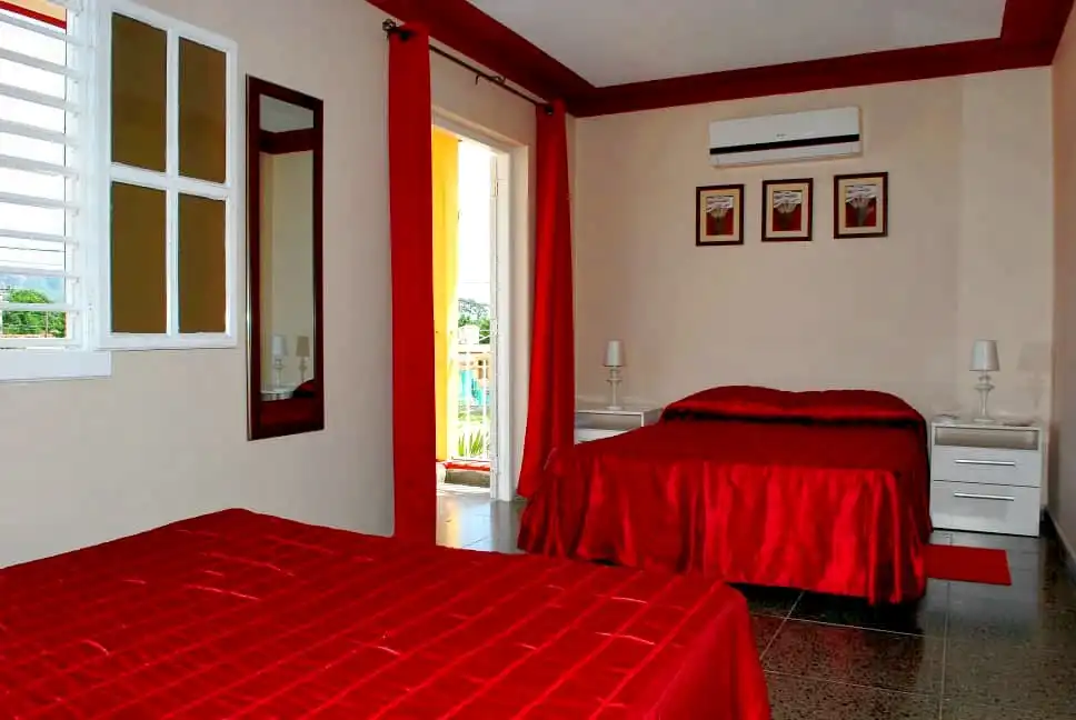 Arroyo el Duelo y Calle B1,Viñales Pinar del Rio. La cabaña de casa naveda esta ubicada a la parte de atrás del jardín ,con vista a la montaña donde destila ambiente criollo. Reservas online, Room 1 Sunny Balcony House.