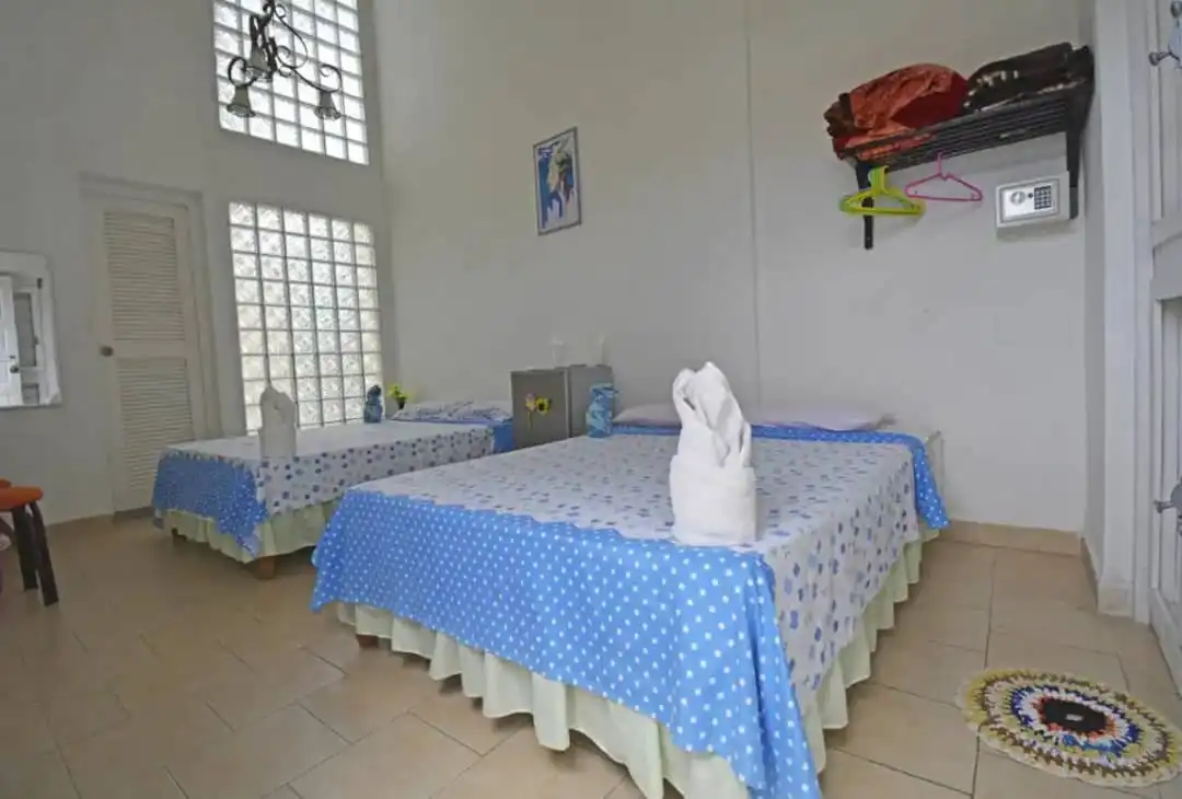 San Carlos y 47, Avenida 56, 4503 entre Calle 45, Cienfuegos, Cuba. Se puede usar de forma privada la cocina con un costo adicional. También hay personal de cocina a disposición de los huéspedes.. Reservas online, Hostal Girassol Room 3.