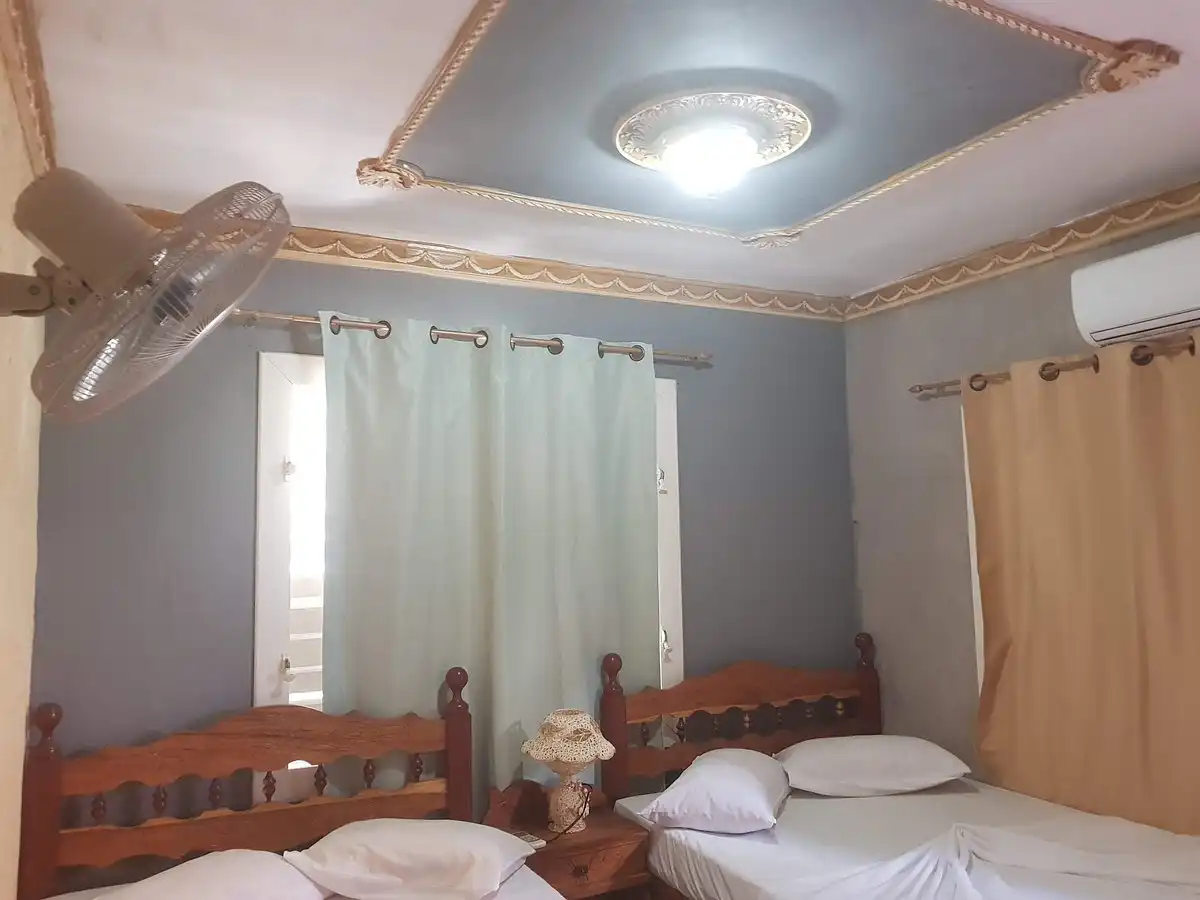 Calle Primera # 2 / Pasaje Higiene y Calle Salvador Cisnero Viñales. Esta se encuentra a sólo 10 minutos andando a pie del centro del pueblo en una zona rural muy tranquila y con una vista hermosa al Valle.. Reservas online, Casa Noemi La Enfermera Habitación 1.