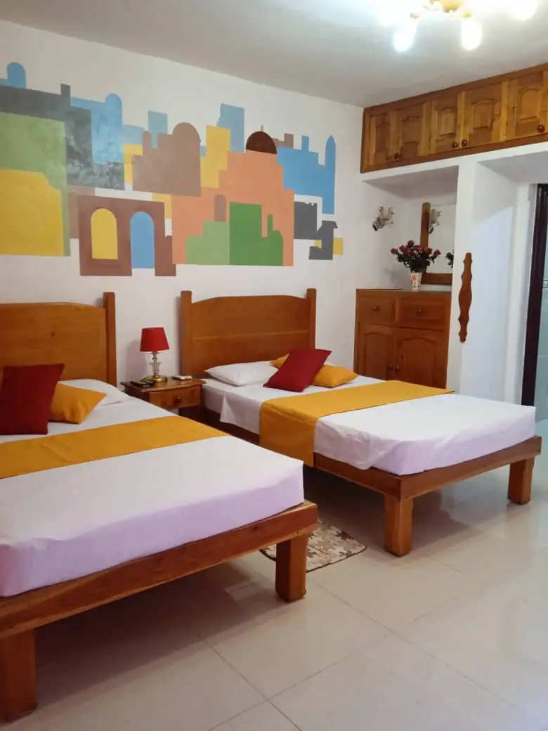 En Cienfuegos, 55100, Cuba. Es un apartamento en la segunda planta de la vivienda de la anfitriona. Cuenta con terraza , patio de servicio y Cocina independiente ., Te esperamos, visítanos descubre todos los servicio que te esperan. Las ofertas particulares mejor calificadas en Cuba.