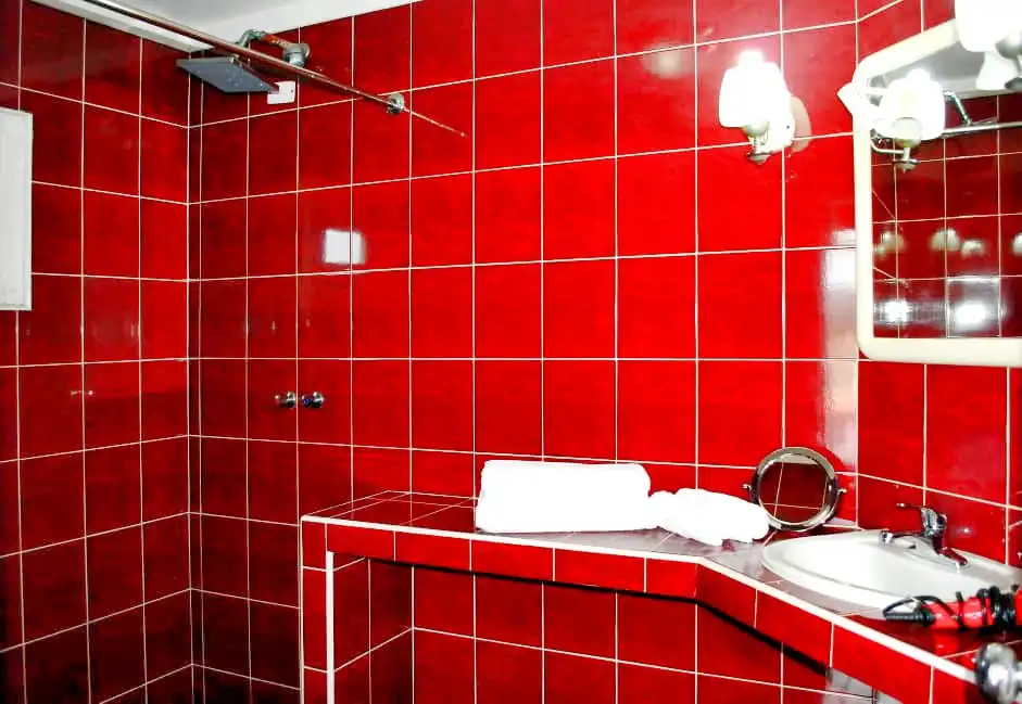 Arroyo el Duelo y Calle B1,Viñales Pinar del Rio. La cabaña de casa naveda esta ubicada a la parte de atrás del jardín ,con vista a la montaña donde destila ambiente criollo. Reservas online, Sunny Balcony House Room 2.