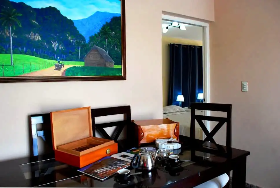 Arroyo el Duelo y Calle B1,Viñales Pinar del Rio. La cabaña de casa naveda esta ubicada a la parte de atrás del jardín ,con vista a la montaña donde destila ambiente criollo. Reservas online, Sunny Balcony House Room 2.