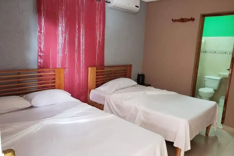 6 Salvador Cisneros, Viñales Pinar del Rio. calle muy tranquila, pero sin alejarse demasiado del centro de este pintoresco pueblo cubano.. Reservas online, Casa Oreste el pelotero 2 Room.