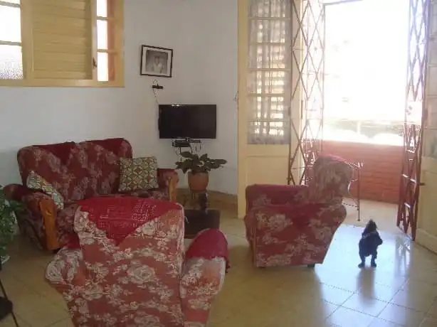 Calle 5 453, Apt 4, Vedado Plaza de la Revolucion, Habana, Está ubicado a 200 Metros del malecón Habanero, de los hoteles “Meliá Cohíba” y “Habana Riviera. Reservas online, Casa YadirAgusti Room 3 sin Clima.