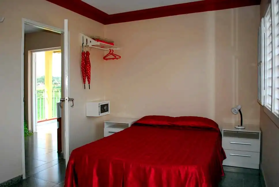 Viñales, 22400, Pinar del Rio, Cuba. La cabaña de casa naveda esta ubicada a la parte de atrás del jardín ,con vista a la montaña donde destila ambiente criollo. Reservas online, Sunny Balcony House Room 2.