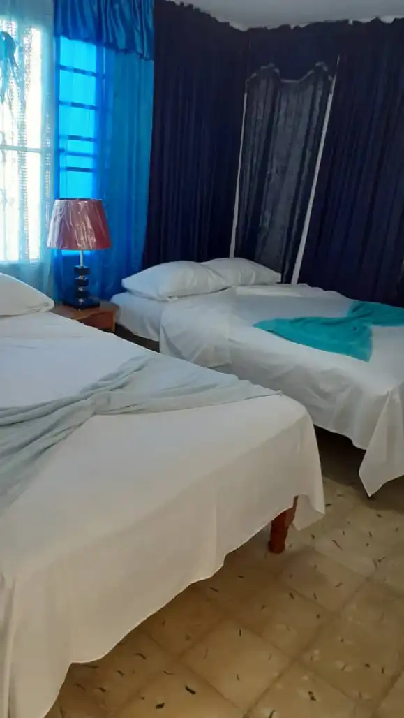 Artemisa. Podrás disfrutar de comodidades como servicio de transporte al aeropuerto, una terraza y un jardín.. Reservas online, Villa Duque. Room 2.