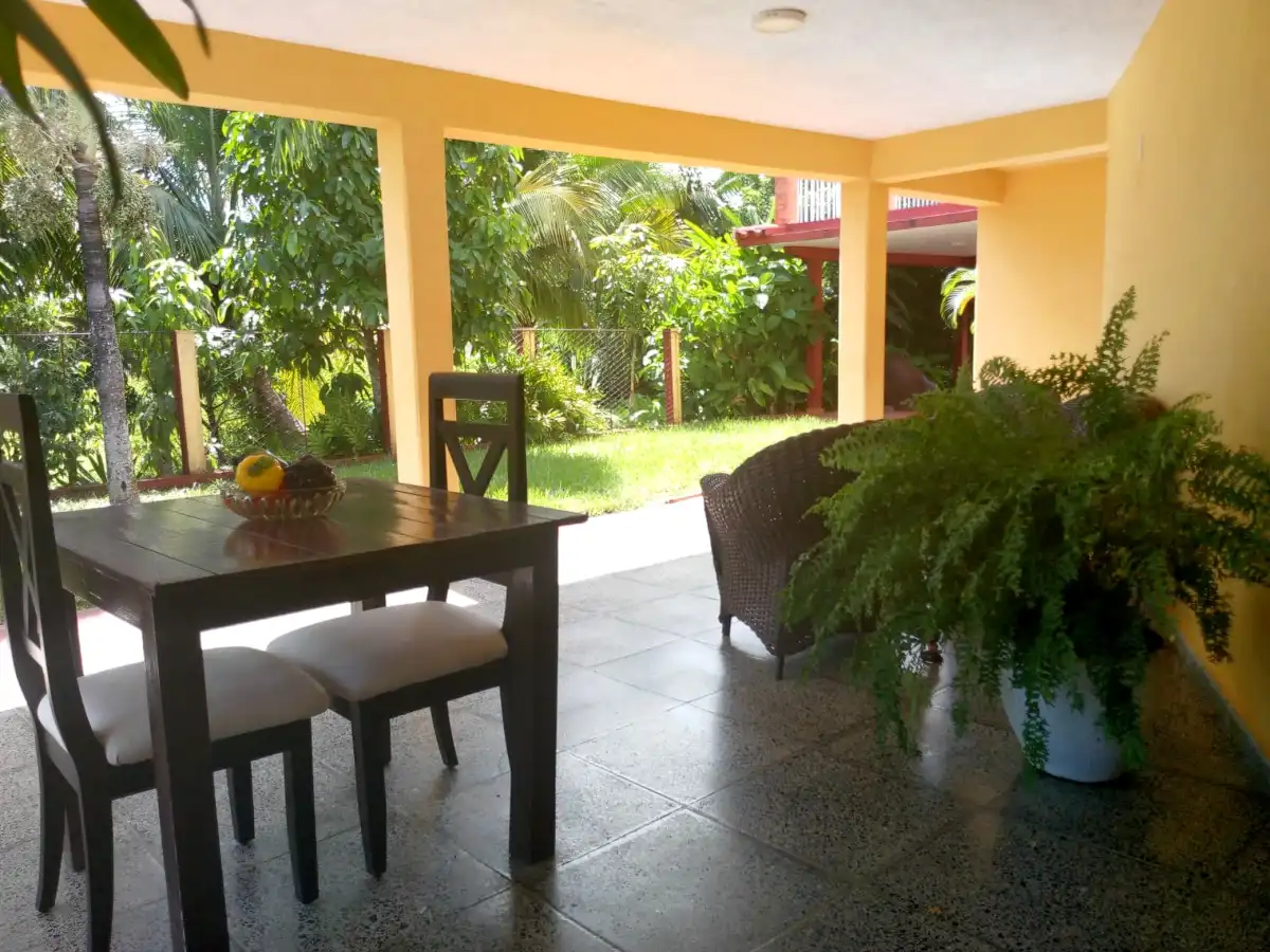 Arroyo el Duelo y Calle B1,Viñales Pinar del Rio. La cabaña de casa naveda esta ubicada a la parte de atrás del jardín ,con vista a la montaña donde destila ambiente criollo. Reservas online, Sunny Balcony House Room 2.