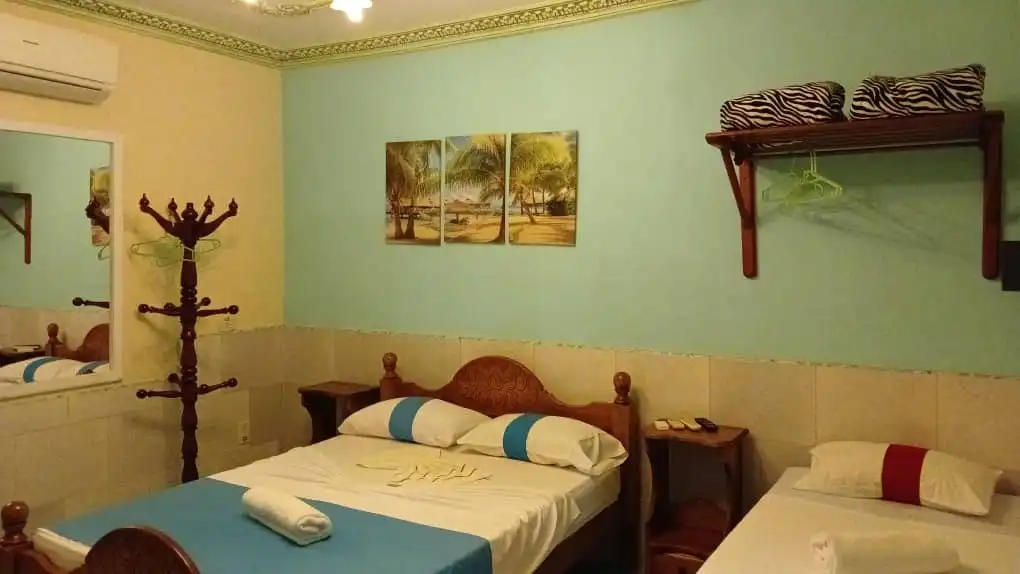 Playa Larga, Ciénaga de Zapata, 43000, Matanzas, Cuba. Mi alojamiento está situado en el poblado de Coletón, a dos cuadras de la playa. Reservas online, Hostal Enrique y Dalia Room 9.