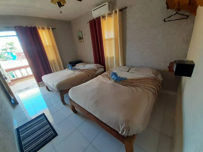 Playa Larga, Ciénaga de Zapata, 43000, Matanzas, Cuba. Cada habitación tiene 2 camas dobles. Los huéspedes de la casa podrán disfrutar de 2 hermosas terrazas. Reservas online, Hostal villa plata tropical. Room 3.