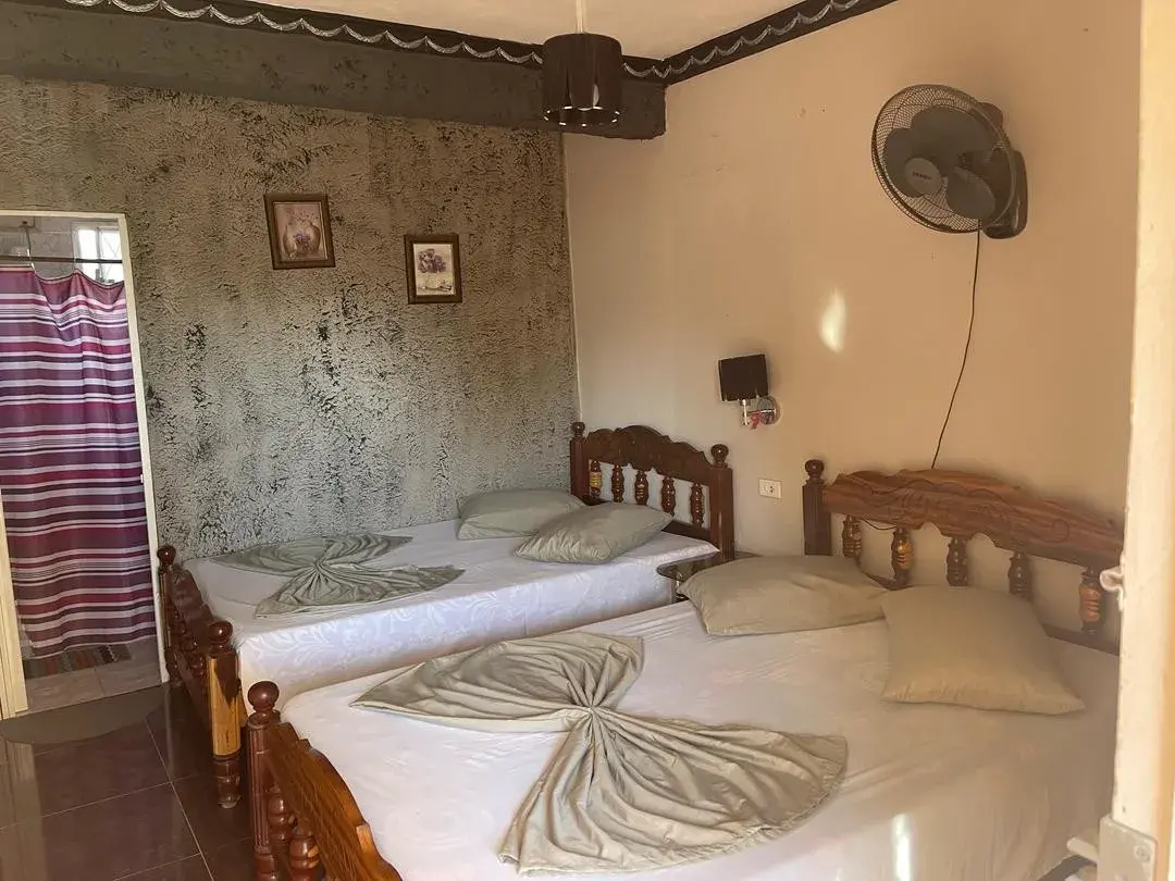 Calle Primera # 2 / Pasaje Higiene y Calle Salvador Cisnero Viñales. Esta se encuentra a sólo 10 minutos andando a pie del centro del pueblo en una zona rural muy tranquila y con una vista hermosa al Valle.. Reservas online, Casa Noemi La Enfermera Habitación 3.