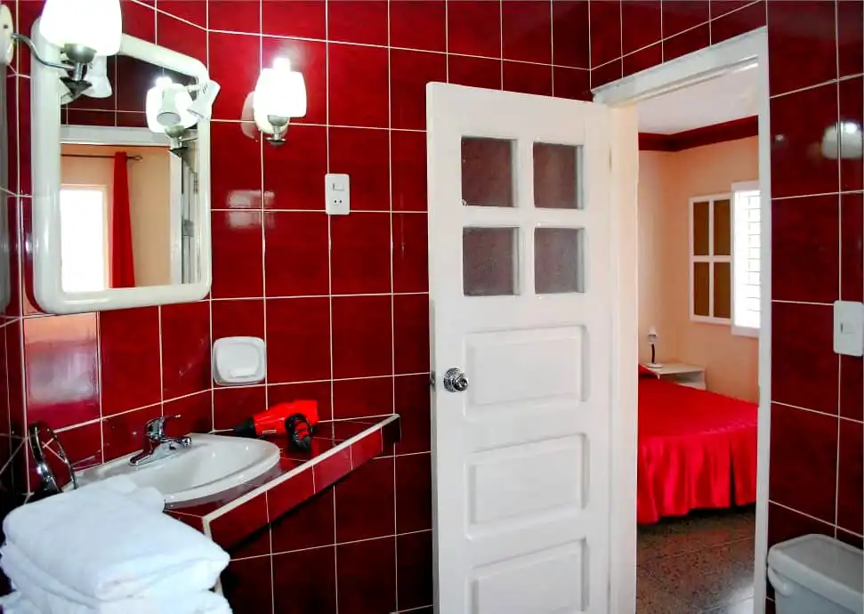 Arroyo el Duelo y Calle B1,Viñales Pinar del Rio. La cabaña de casa naveda esta ubicada a la parte de atrás del jardín ,con vista a la montaña donde destila ambiente criollo. Reservas online, Sunny Balcony House Room 2.