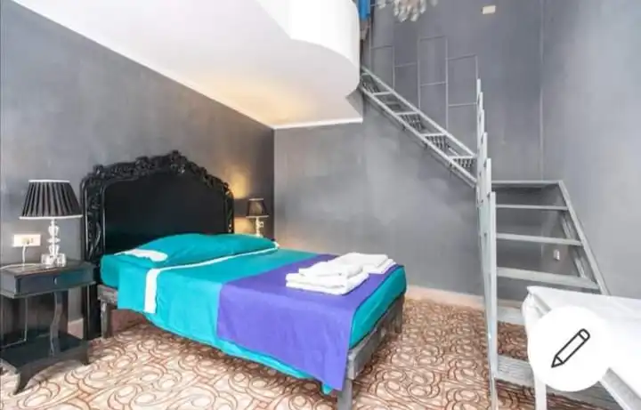 Casa Densil Habitación Sencilla 6 en La Habana, Cuba.10200. Está ubicada en el centro de La Habana tiene una ubicación excelente a 50 metros del Malecón..