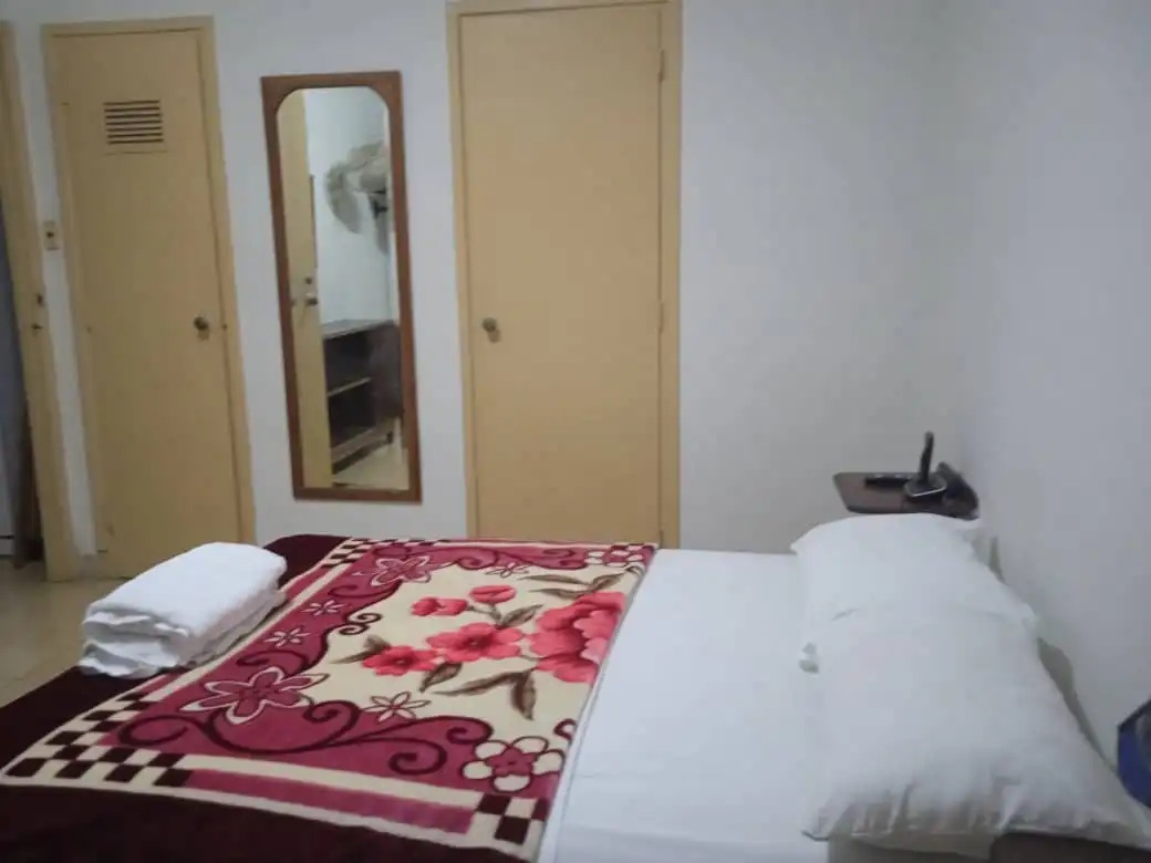 Calle 5 453, Apt 4, Vedado Plaza de la Revolucion, Habana, Está ubicado a 200 Metros del malecón Habanero, de los hoteles “Meliá Cohíba” y “Habana Riviera. Reservas online, Casa YadirAgusti Habitación con clima 1.