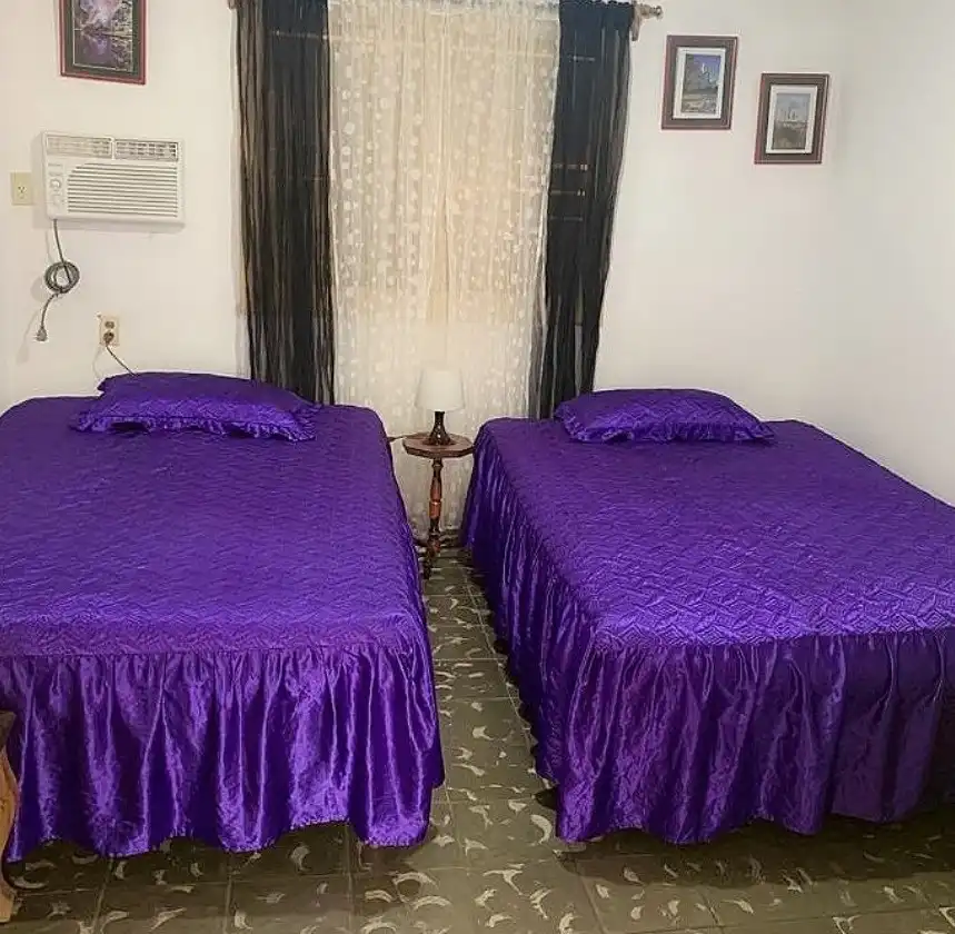Viñales, Pinar del Río, Cuba. Ofrece una habitación espaciosa y cómoda en el centro de Vinales, rodeada por el hermoso valle.. Reservas online, Casa Sol Caribe Room 2.