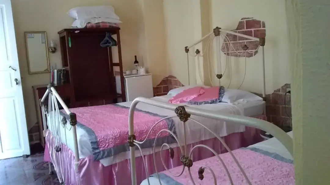 Hostal el Oasisabel en Trinidad, Sancti Spíritus, 62600, Cuba. Rodeado de naturaleza, le brinda unos hermosos jardines donde puede disfrutar de la sombra y frescura de sus arboles..