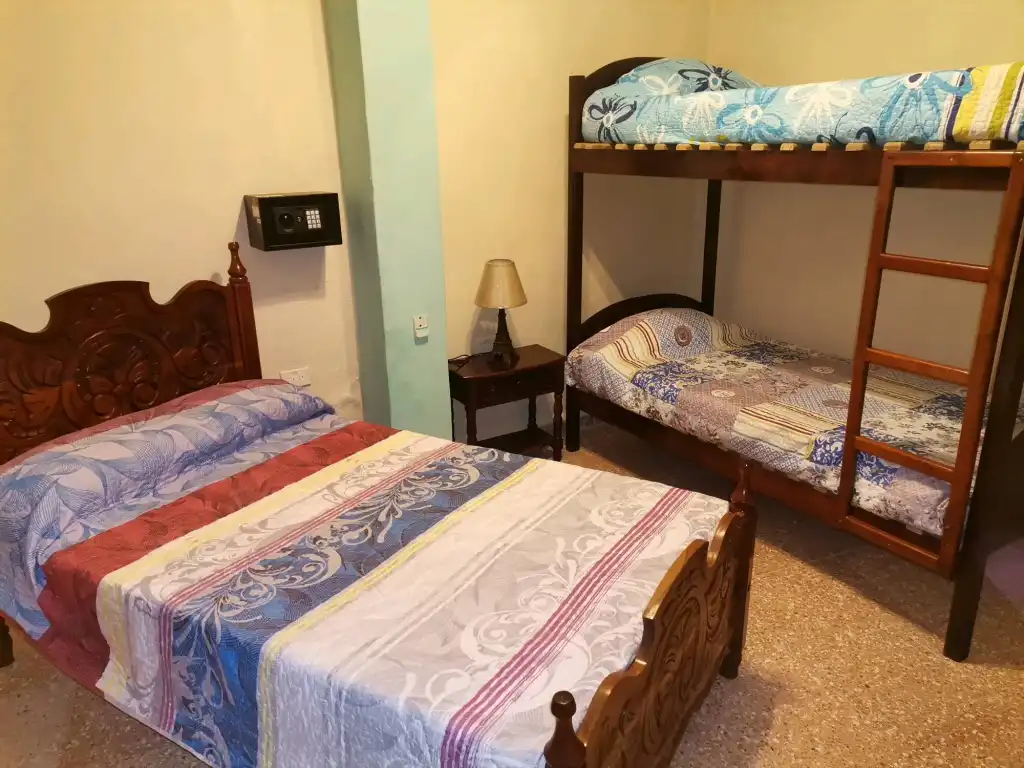 Hostal Casa Hernández, Room 3 en Trinidad, Sancti Spíritus, 62600, Cuba. Si tiene pensado visitar Cuba, no puede perderse los encantos de la ciudad de Trinidad, Patrimonio de la Humanidad..