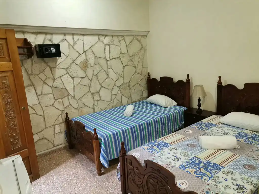 Hostal Casa Hernández, Room 2 en Trinidad, Sancti Spíritus, 62600, Cuba. Si tiene pensado visitar Cuba, no puede perderse los encantos de la ciudad de Trinidad, Patrimonio de la Humanidad..