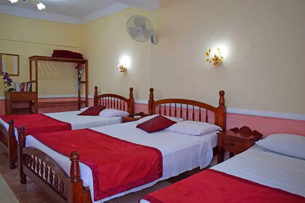 Hostal el Oasisabel, Habitación Girasol en Trinidad, Sancti Spíritus, 62600, Cuba. Rodeado de naturaleza, le brinda unos hermosos jardines donde puede disfrutar de la sombra y frescura de sus arboles..