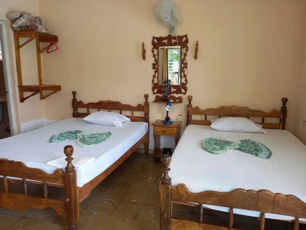 Viñales, 22400 Pinar del Rio.  Cada habitación posee baño privado y servicio de agua fría y caliente las 24 horas, ofrecemos wifi gratis. Reservas online, Casa Leyanis y Jesus, (Room. 3).