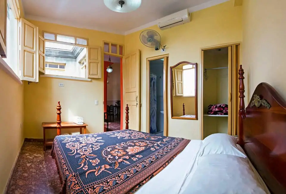 Trinidad, Sancti Spíritus, 62600, Cuba. Posee sus muebles antiguos y su simple y sobria decoración, está en perfecta consonancia con la construcción del inmueble.. Reservas online, Hostal Sarahi en la esquina.