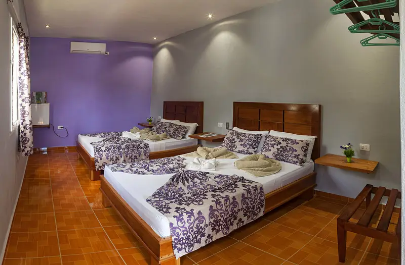 Trinidad, Sancti Spiritus, Cuba. cada habitación dispone de servicio de minibar con refrescantes bebidas,. Reservas online, Hostal Doña Cristina de Anita y Manuel, Habitacion Azul.