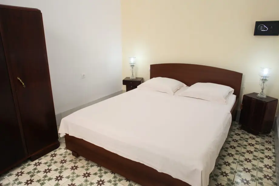 En Habana Vieja, La Habana, 10100, Cuba. a 2 minutos de la Bahía de La Habana, a 5 minutos de la Plaza Vieja., Te esperamos, visítanos descubre todos los servicio que te esperan.  Las ofertas particulares mejor calificadas en Cuba.